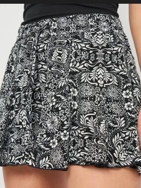 Zara Black and White Floral Flirty Shorts Skort Skirt M